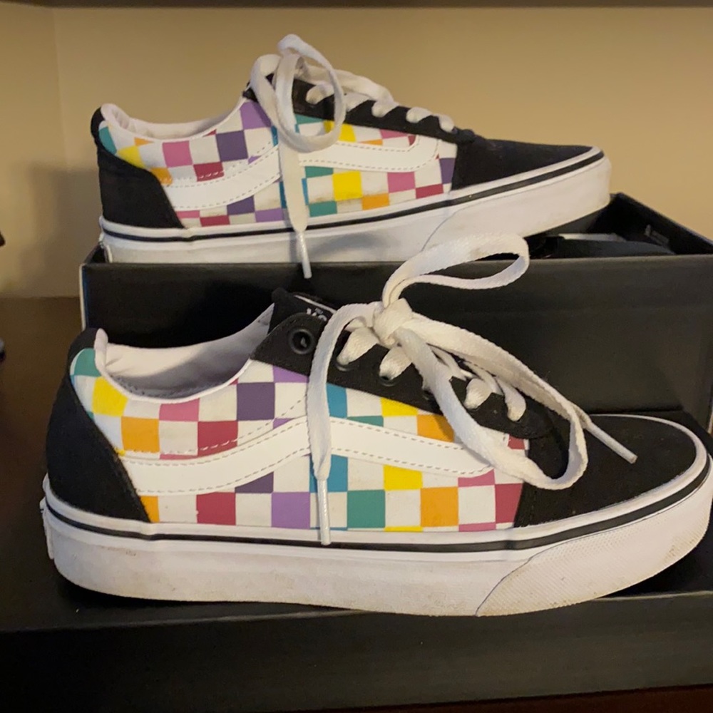 Vans – checkerboard tie up sneakers